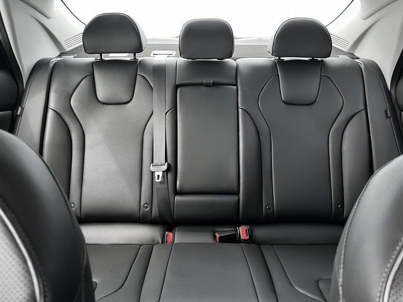 Hyundai Elantra Vehicle Full-screen Gallery Image 16