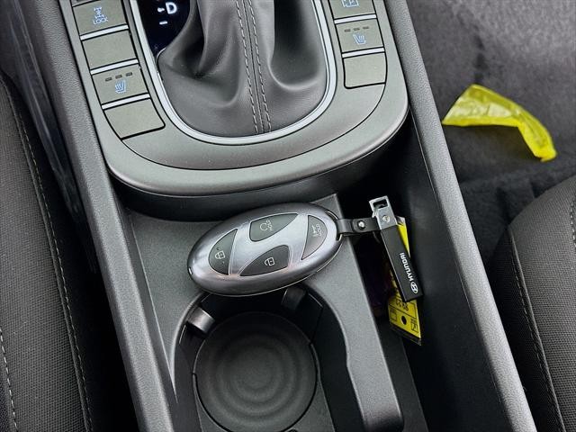 Hyundai Kona Vehicle Full-screen Gallery Image 21