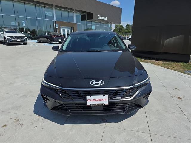 Hyundai Elantra Vehicle Full-screen Gallery Image 2