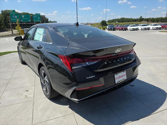 Hyundai Elantra Vehicle Full-screen Gallery Image 8