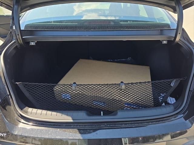 Hyundai Elantra Vehicle Full-screen Gallery Image 9