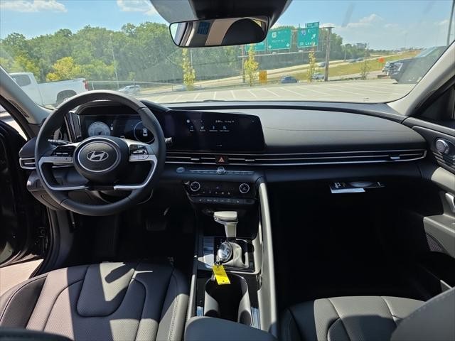 Hyundai Elantra Vehicle Full-screen Gallery Image 10