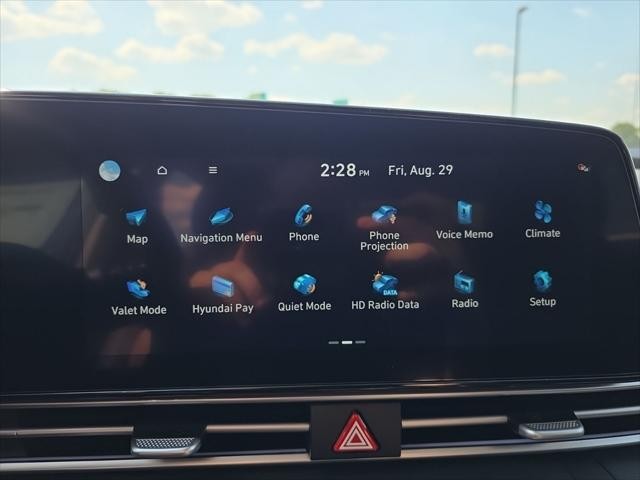 Hyundai Elantra Vehicle Full-screen Gallery Image 17