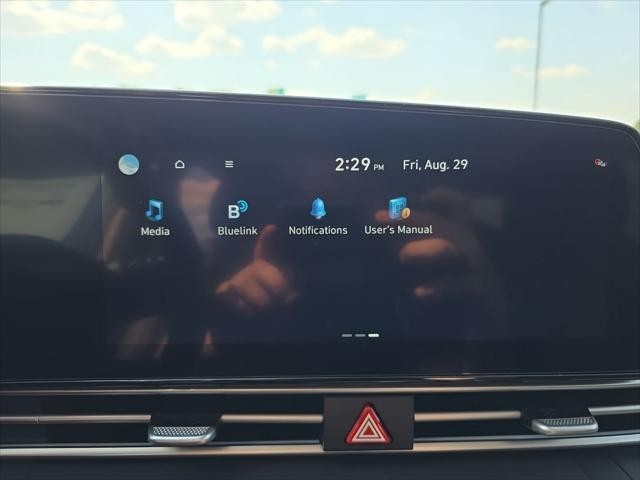 Hyundai Elantra Vehicle Full-screen Gallery Image 18