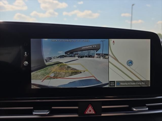 Hyundai Elantra Vehicle Full-screen Gallery Image 19