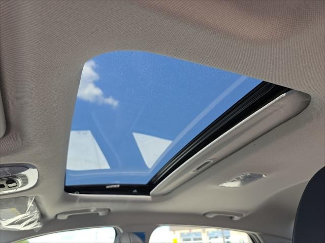 Hyundai Elantra Vehicle Full-screen Gallery Image 22