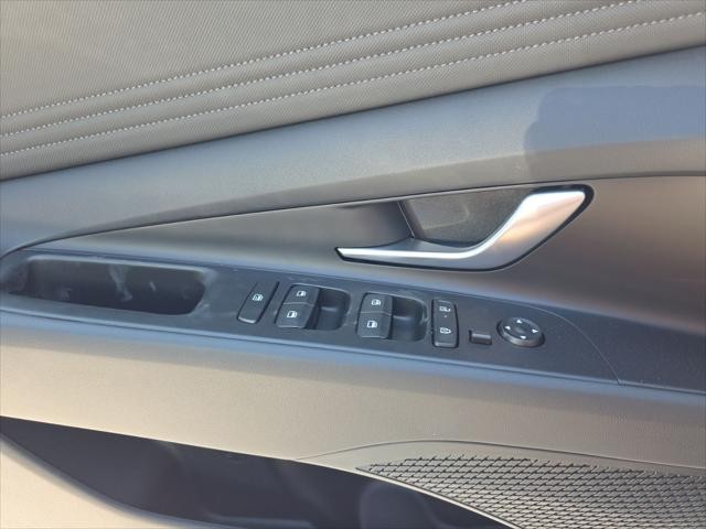 Hyundai Elantra Vehicle Full-screen Gallery Image 23