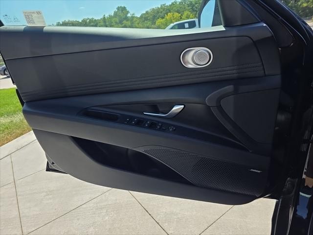 Hyundai Elantra Vehicle Full-screen Gallery Image 24