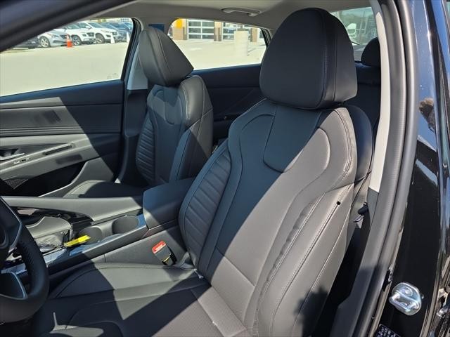 Hyundai Elantra Vehicle Full-screen Gallery Image 26