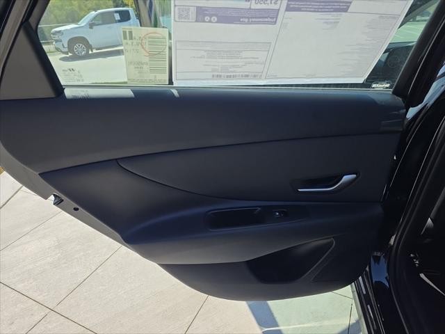 Hyundai Elantra Vehicle Full-screen Gallery Image 27