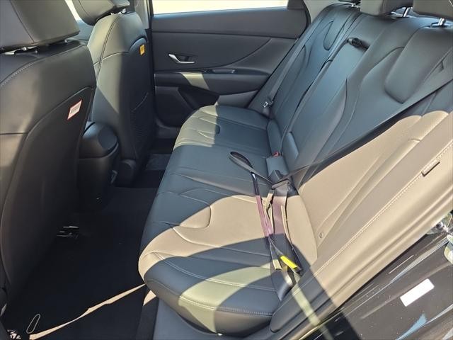 Hyundai Elantra Vehicle Full-screen Gallery Image 28