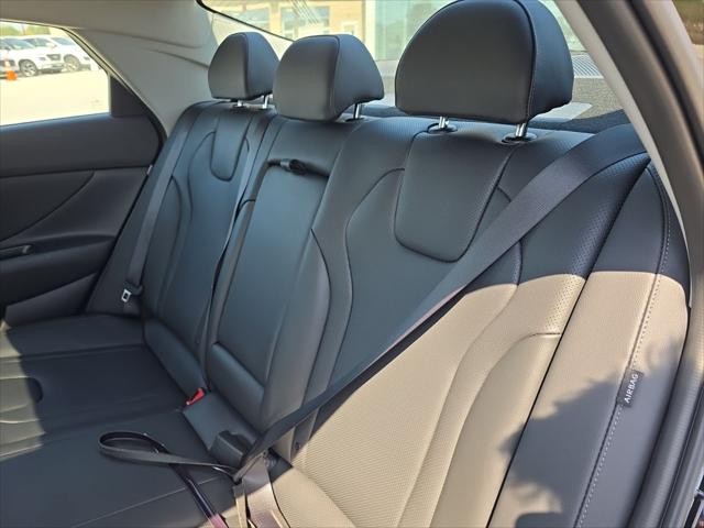 Hyundai Elantra Vehicle Full-screen Gallery Image 29