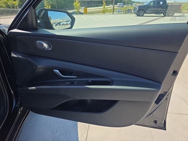 Hyundai Elantra Vehicle Full-screen Gallery Image 32