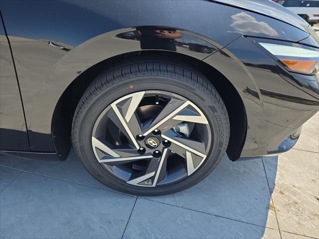 Hyundai Elantra Vehicle Full-screen Gallery Image 33