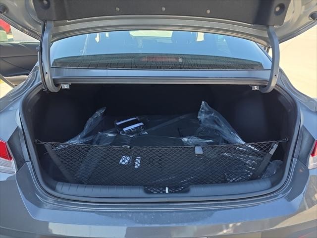 Hyundai Elantra Vehicle Full-screen Gallery Image 9