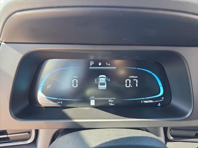 Hyundai Elantra Vehicle Full-screen Gallery Image 16