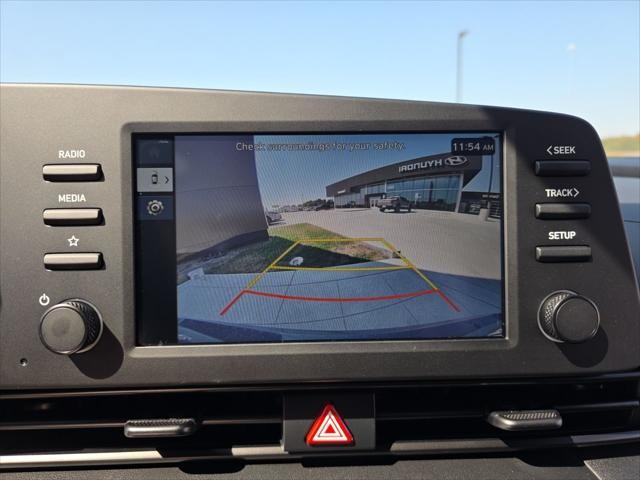 Hyundai Elantra Vehicle Full-screen Gallery Image 18