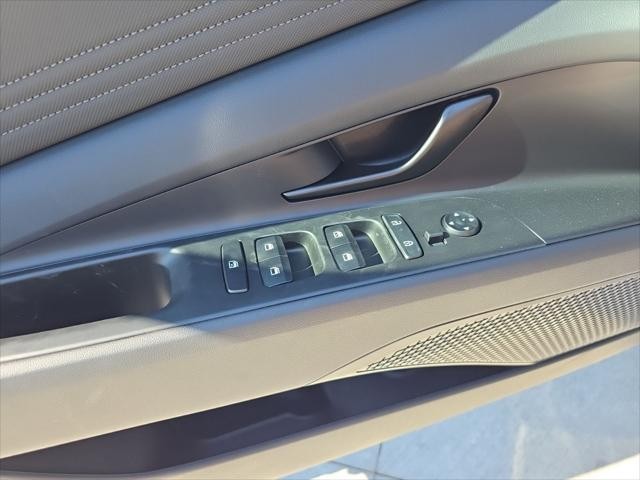 Hyundai Elantra Vehicle Full-screen Gallery Image 21