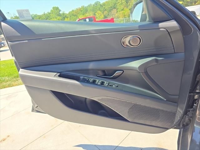 Hyundai Elantra Vehicle Full-screen Gallery Image 22