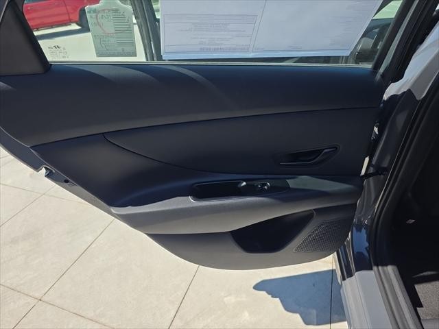 Hyundai Elantra Vehicle Full-screen Gallery Image 25