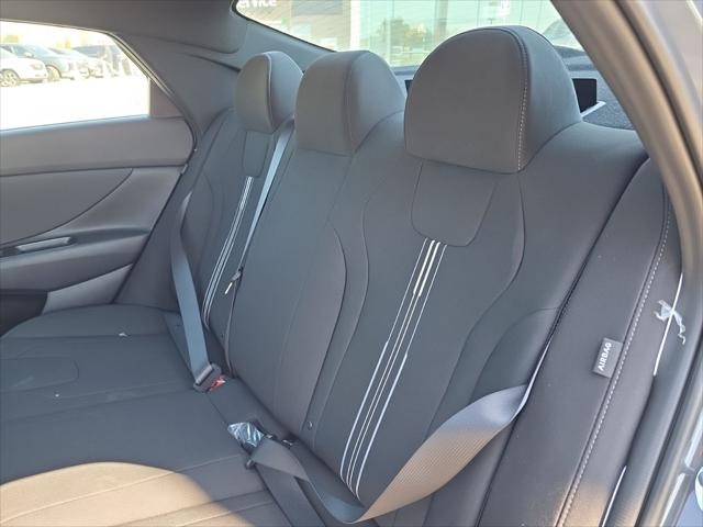 Hyundai Elantra Vehicle Full-screen Gallery Image 27