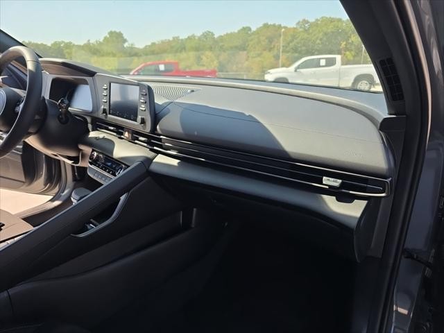 Hyundai Elantra Vehicle Full-screen Gallery Image 29