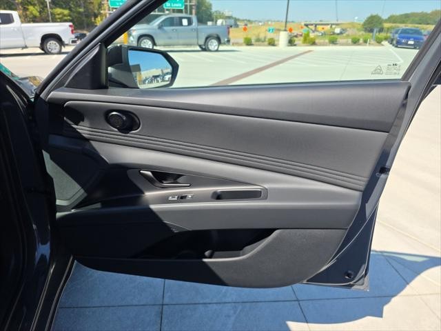 Hyundai Elantra Vehicle Full-screen Gallery Image 30