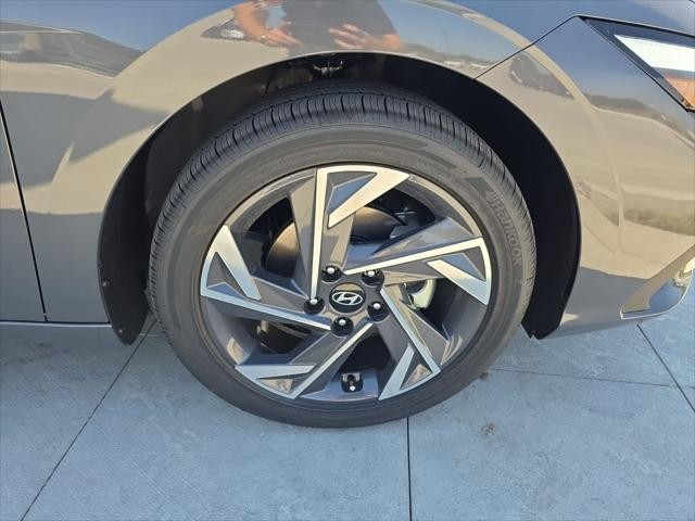 Hyundai Elantra Vehicle Full-screen Gallery Image 31