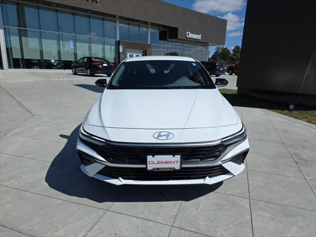 Hyundai Elantra Vehicle Full-screen Gallery Image 2