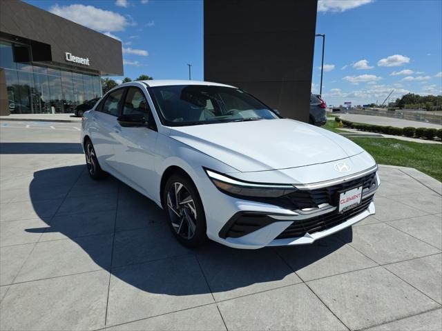 Hyundai Elantra Vehicle Full-screen Gallery Image 3