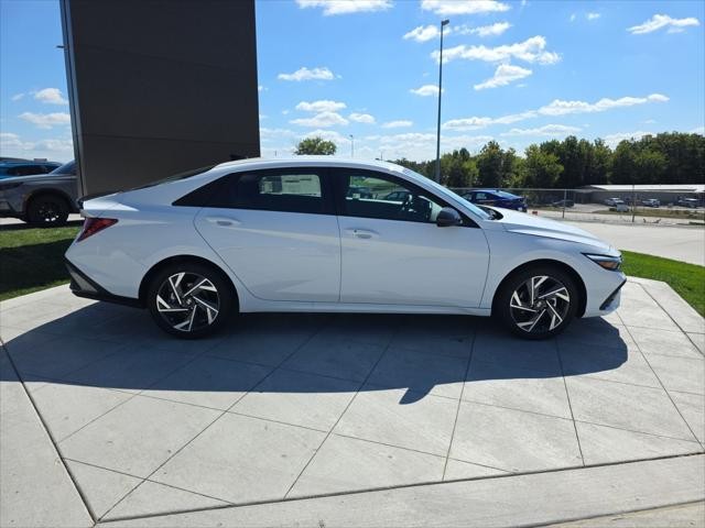 Hyundai Elantra Vehicle Full-screen Gallery Image 4