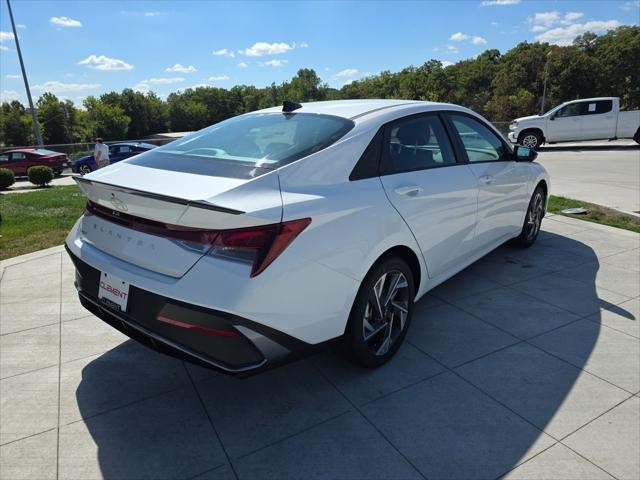 Hyundai Elantra Vehicle Full-screen Gallery Image 6