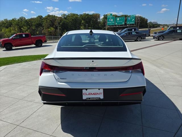 Hyundai Elantra Vehicle Full-screen Gallery Image 7