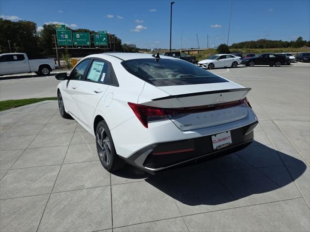 Hyundai Elantra Vehicle Full-screen Gallery Image 8