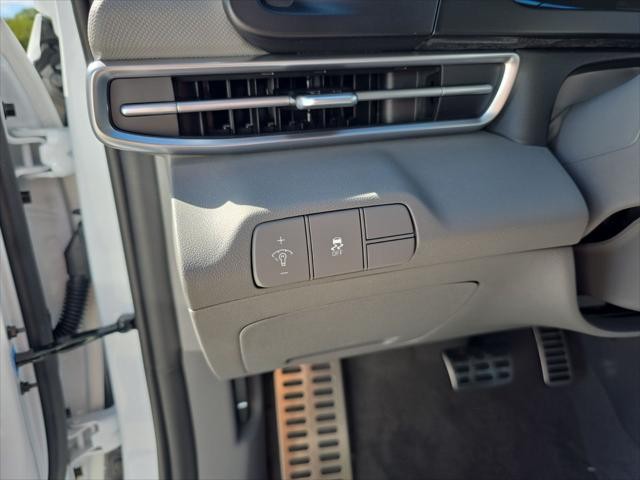 Hyundai Elantra Vehicle Full-screen Gallery Image 9