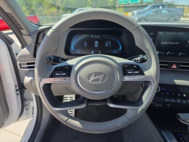 Hyundai Elantra Vehicle Full-screen Gallery Image 10
