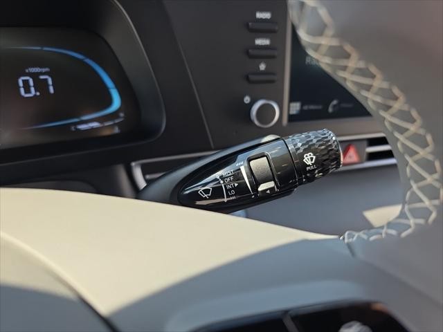 Hyundai Elantra Vehicle Full-screen Gallery Image 13