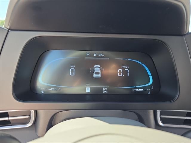 Hyundai Elantra Vehicle Full-screen Gallery Image 14