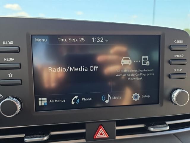 Hyundai Elantra Vehicle Full-screen Gallery Image 15