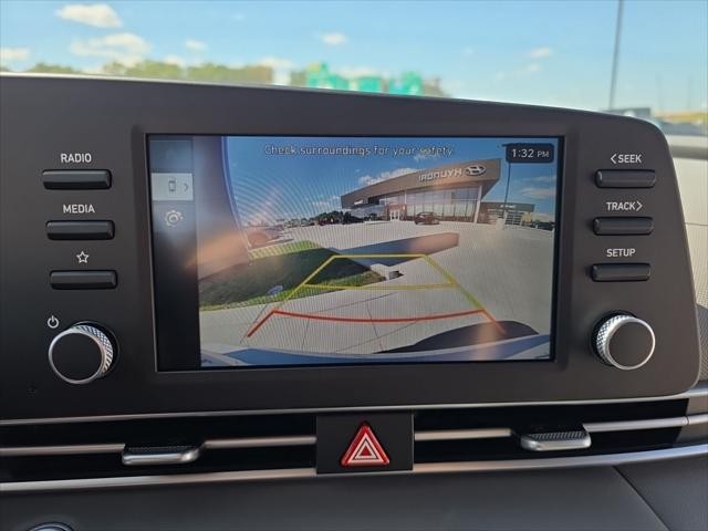 Hyundai Elantra Vehicle Full-screen Gallery Image 16