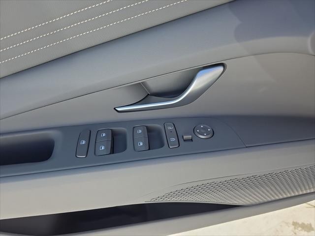 Hyundai Elantra Vehicle Full-screen Gallery Image 19