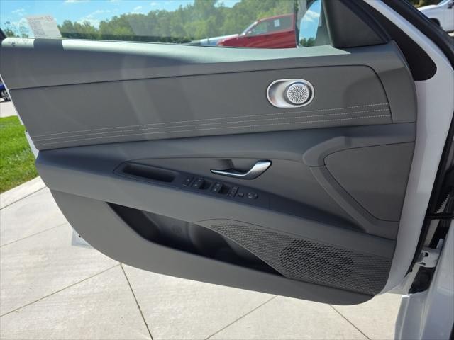 Hyundai Elantra Vehicle Full-screen Gallery Image 20