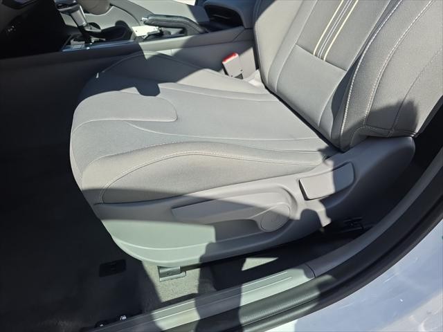 Hyundai Elantra Vehicle Full-screen Gallery Image 21