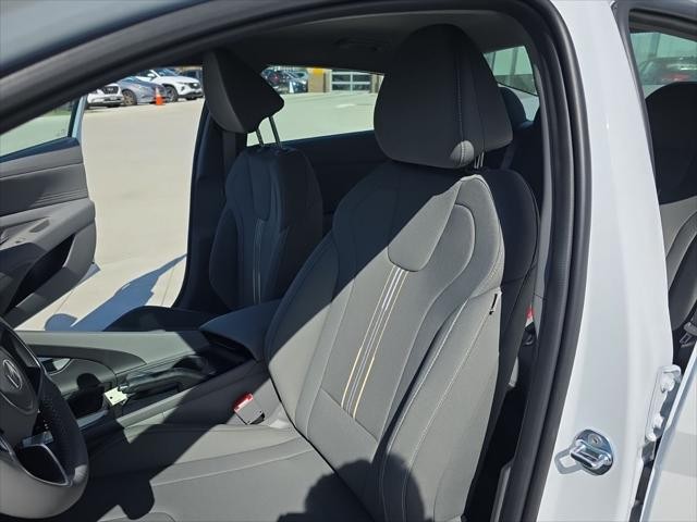 Hyundai Elantra Vehicle Full-screen Gallery Image 22