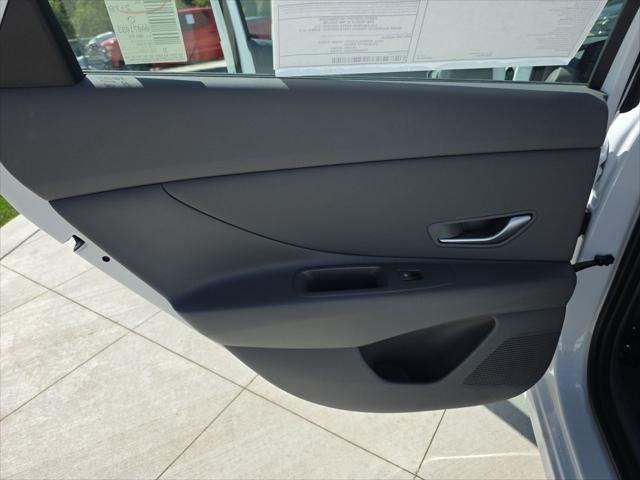 Hyundai Elantra Vehicle Full-screen Gallery Image 23