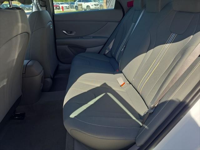 Hyundai Elantra Vehicle Full-screen Gallery Image 24