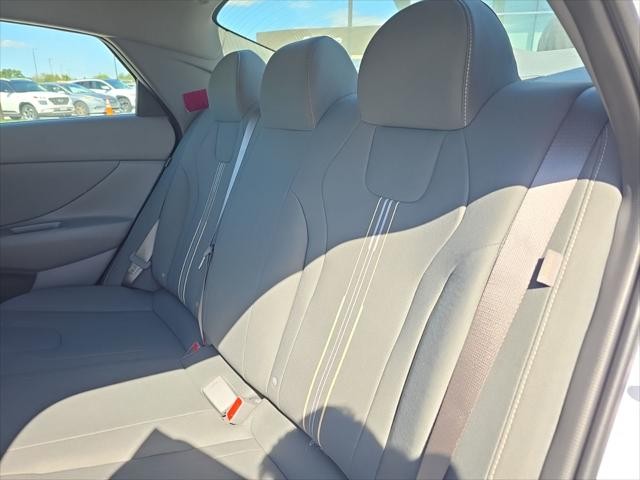 Hyundai Elantra Vehicle Full-screen Gallery Image 25