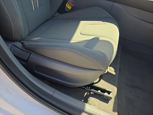 Hyundai Elantra Vehicle Full-screen Gallery Image 27