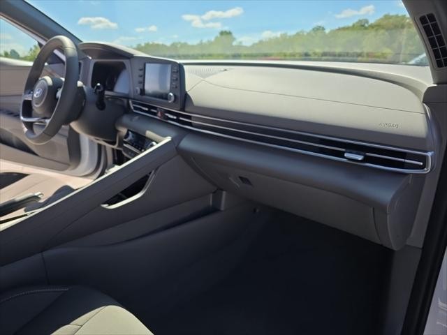 Hyundai Elantra Vehicle Full-screen Gallery Image 28