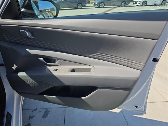 Hyundai Elantra Vehicle Full-screen Gallery Image 29